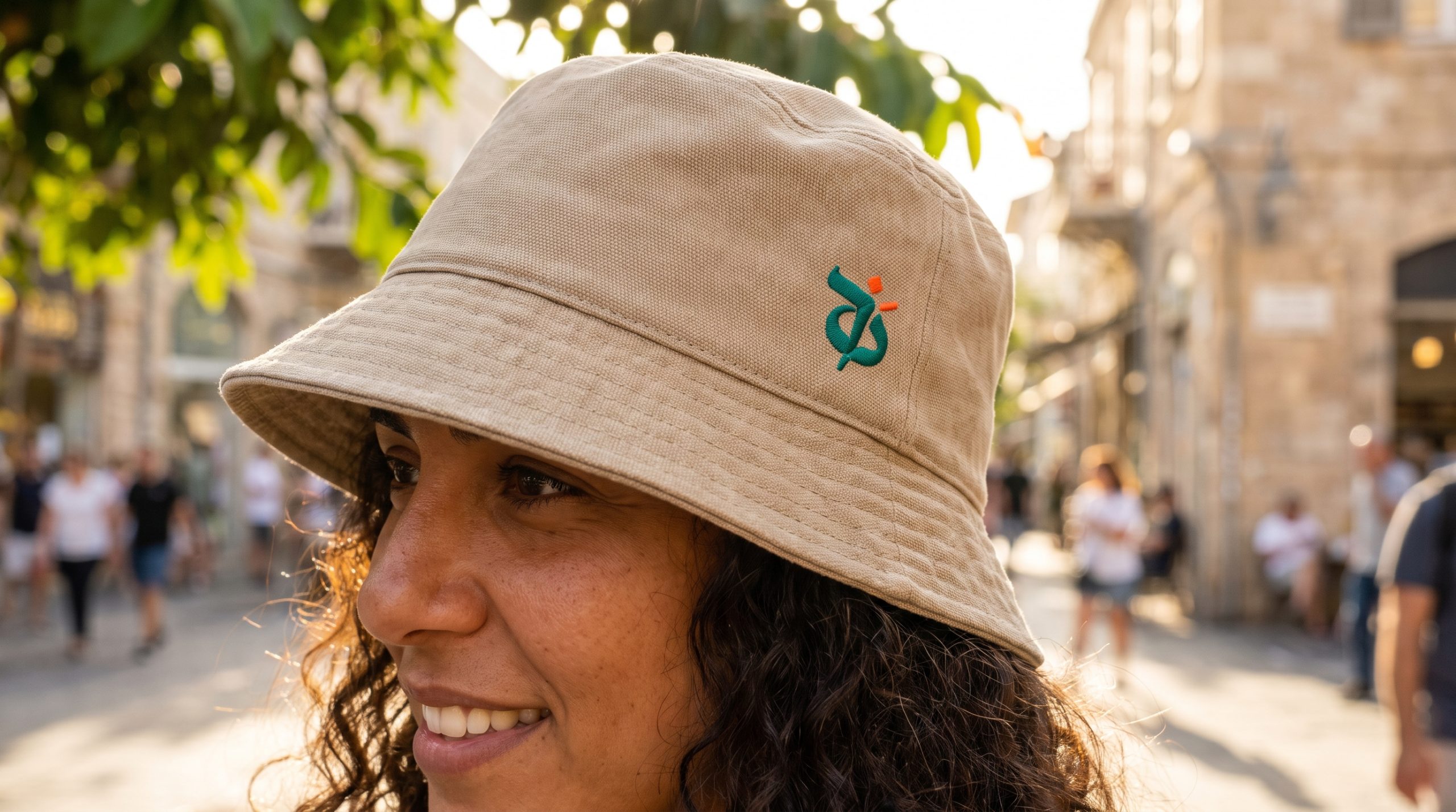 עובדים חובשים כובעי באקט ממותגים